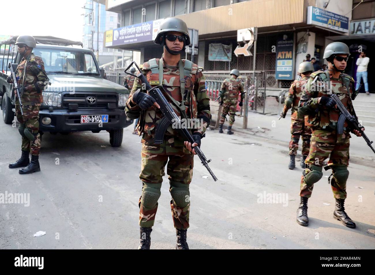 Dhaka, Bangladesh. 6th Jan 2024. Bangladesh army soldiers stand guard