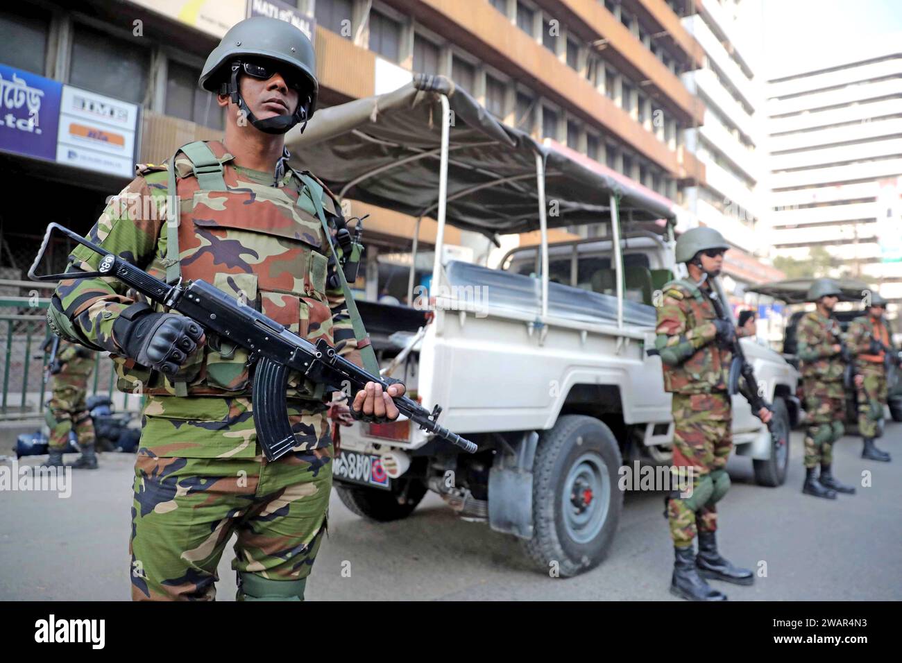 Dhaka, Bangladesh. 6th Jan 2024. Bangladesh army soldiers stand guard