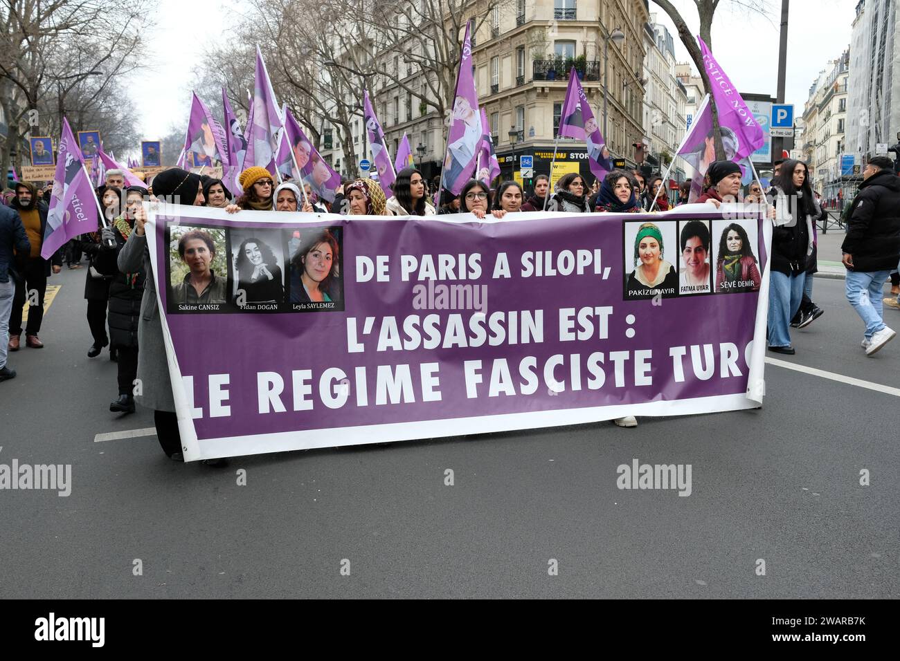 Les Kurdes manifestent et demandent encore à l''état français la justice et la vérité sur les assassinats des militants Kurdes à Paris en 2013 et 2023 Stock Photo
