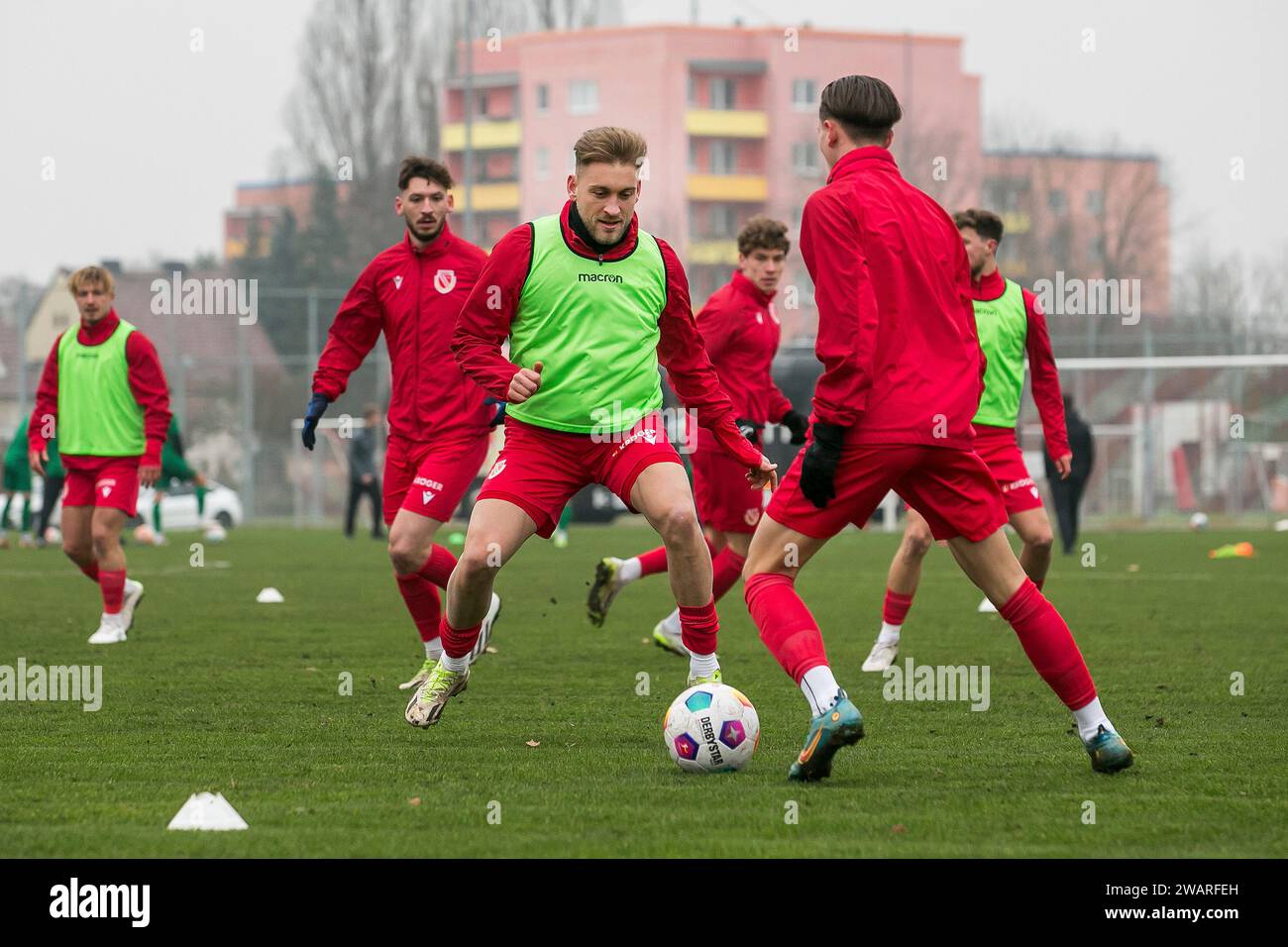 Cottbus, Deutschland 06. Januar 2024: Testspiel - 2023/2024 - FC Energie Cottbus vs. Wacker Str?bitz Im Bild: v.l. Dennis Slamar (Energie Cottbus) und Alexander Prokopenko (Energie Cottbus) beim Aufw?rmen Stock Photo