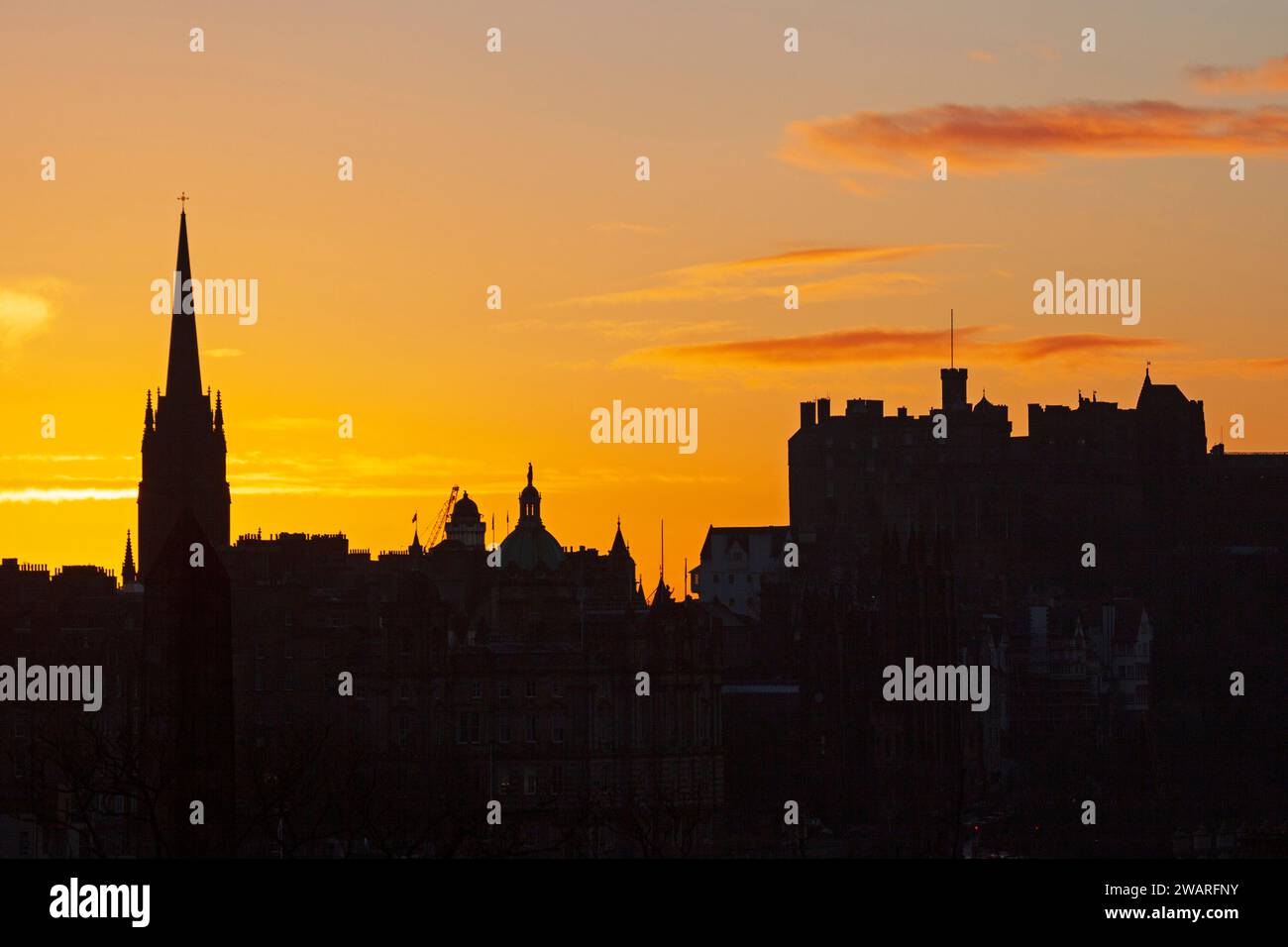 Edinburgh, city centre, Scotland, UK. 6 January 2024. Glorious sunset over Edinburgh Castle to