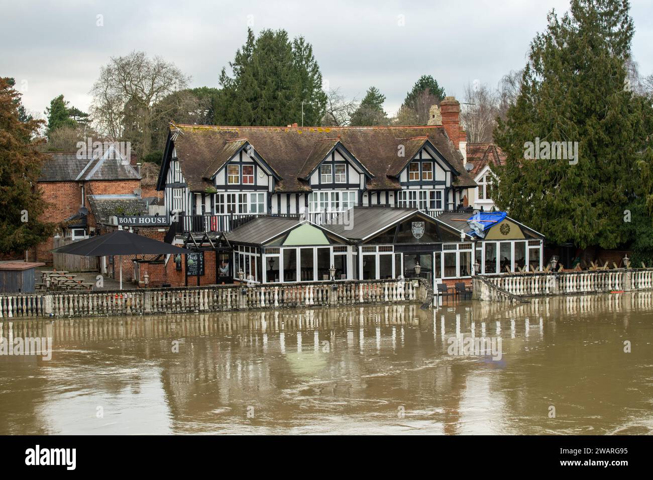 Wallingford, England, Saturday 6th January 2024. Flooding of the River Thames at Wallingford. Credit: Lu Parrott /Alamy Live News Stock Photo