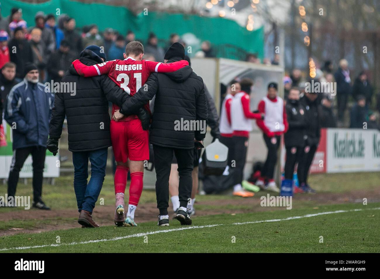 Cottbus, Deutschland. 06th Jan, 2024. Cottbus, Deutschland 06. Januar 2024: Testspiel - 2023/2024 - FC Energie Cottbus vs. Wacker Str?bitz Im Bild: Paul Milde (Energie Cottbus) muss verletzt ausgewechselt werden Credit: dpa/Alamy Live News Stock Photo