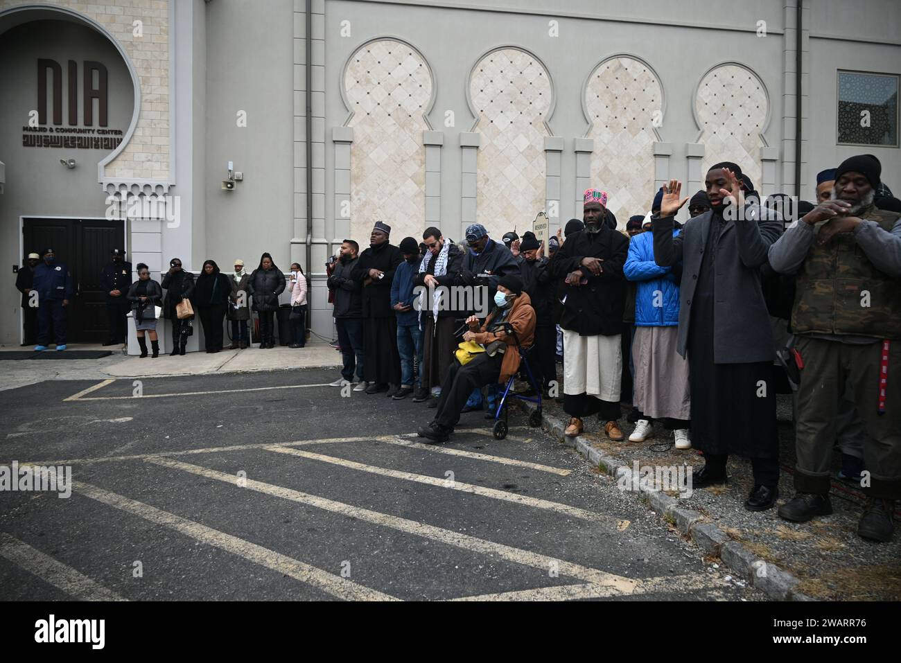 Newark, New Jersey, USA. 6th Jan, 2024. (NEW) Mourners pay their