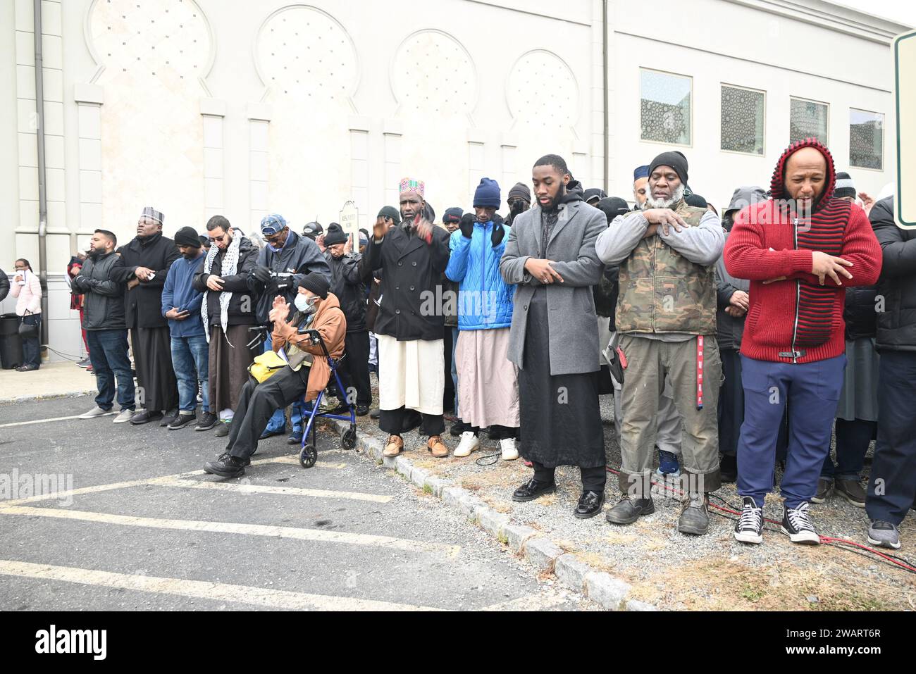 Newark, New Jersey, USA. 6th Jan, 2024. (NEW) Mourners pay their respects at the Janazah (funeral) of Imam Hassan Sharif at NIA Masjid and Community Center in Newark, New Jersey. January 6, 2024, Newark, New Jersey, USA: Mourners hugged, prayed and worshipped outside of the building for the Janazah of the late Imam Hassan Sharif who was murdered outside of Masjid Muhammad-Newark mosque. The body of the late Imam Hassan Sharif was carried inside the building, then outside when the Janazah concluded. (Credit Image: © Kyle Mazza/TheNEWS2 via ZUMA Press Wire) EDITORIAL USAGE ONLY! Not for Commer Stock Photo