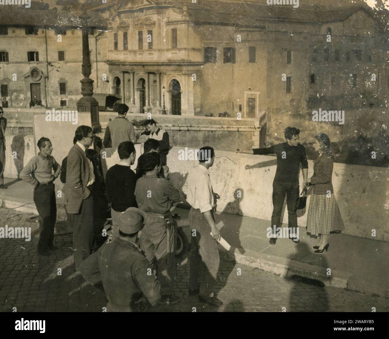 Acting practice of the Centro sperimentale di Cinematografia students at Isola Tiberina, Rome, Italy 1956 Stock Photo