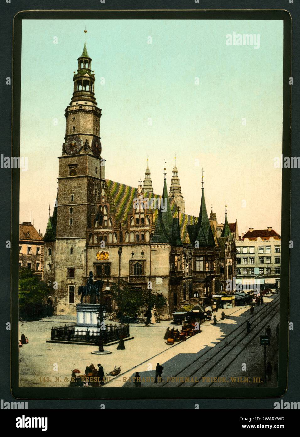 Europa, Polen, Woiwodschaft Niederschlesien, Wroclaw, bis 1945 Deutschland, Schlesien, Niederschlesien , Breslau, das Rathaus, im Vordegrund das Denkmal König Friedrich Wilhelm III. ,  Fotografie,  wahrscheinlich um 1900, Verlag N. & R. , Breslau , Rechte werden nicht vertreten .  /  Europe, Poland, Lower Silesian Voivodeship, Wroclaw, until 1945 Germany, Lower Silesian, Breslau, the city hall, photography, publishing house N. & R. , Breslau , um 1900 , there are no rights . Stock Photo