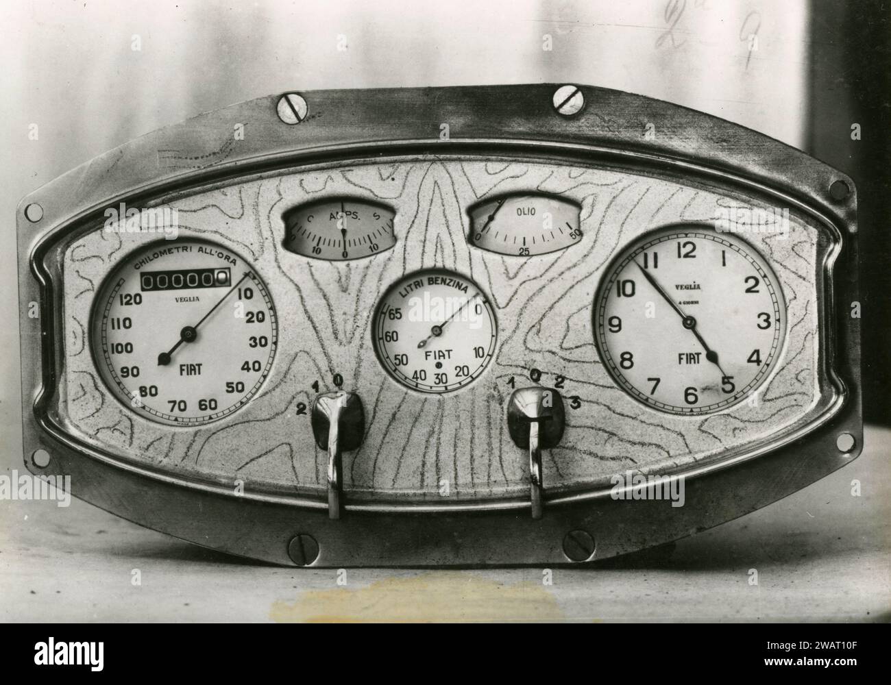 Vintage automobile clock hi-res stock photography and images - Alamy