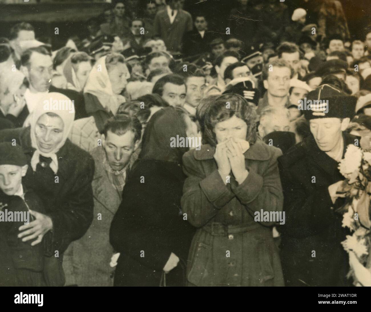Hungarian people mourning during the revolution, Budapest 1956 Stock Photo