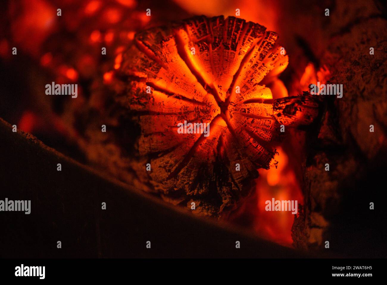 Ein Holzofen mit gluehenden Holzscheiten Symbolbild Neue Verordnung ab