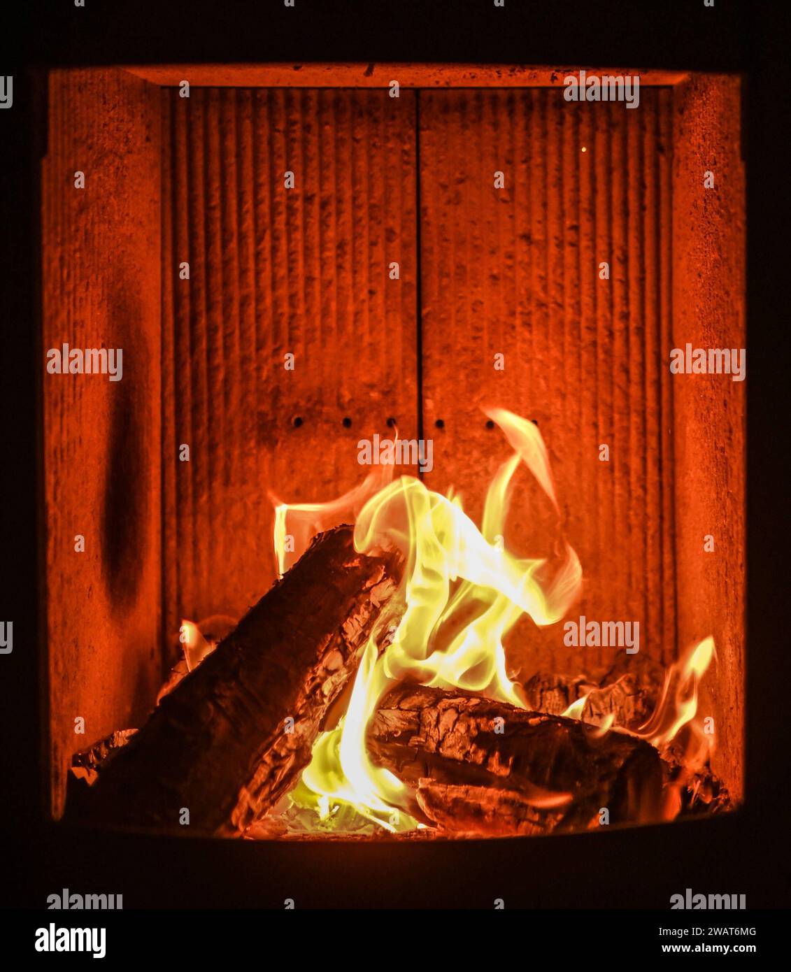 Ein Holzofen mit gluehenden Holzscheiten Symbolbild Neue Verordnung ab