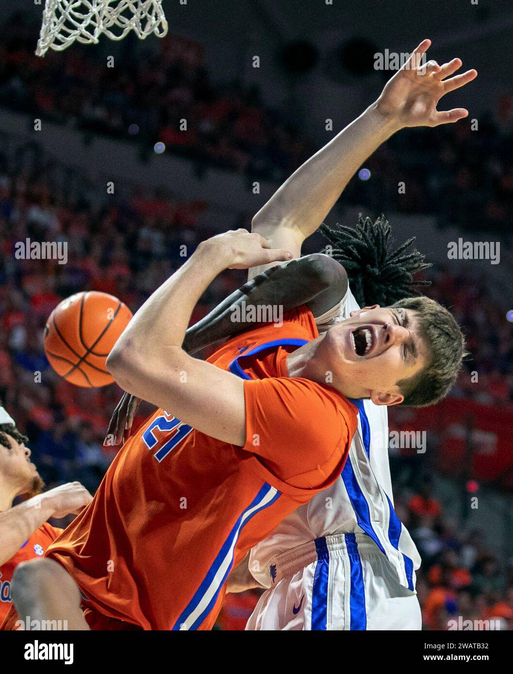 Florida forward Alex Condon (21) collides with Kentucky forward Aaron Bradshaw, right, during