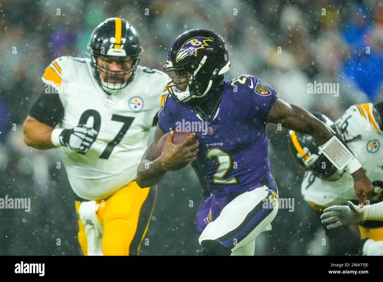 Baltimore Ravens quarterback Tyler Huntley (2) scrambles with ...
