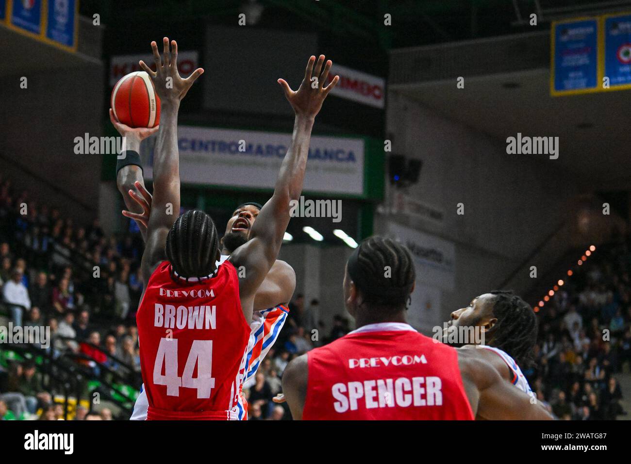 Treviso, Italy. 06th Jan, 2024. Shooting basket of Terry Allen ( Nutribullet Treviso Basket ) thwarted by Brown Gabe and Spencer Kyle during Nutribullet Treviso Basket vs Openjobmetis Varese, Italian Basketball Serie A match in Treviso, Italy, January 06 2024 Credit: Independent Photo Agency/Alamy Live News Stock Photo