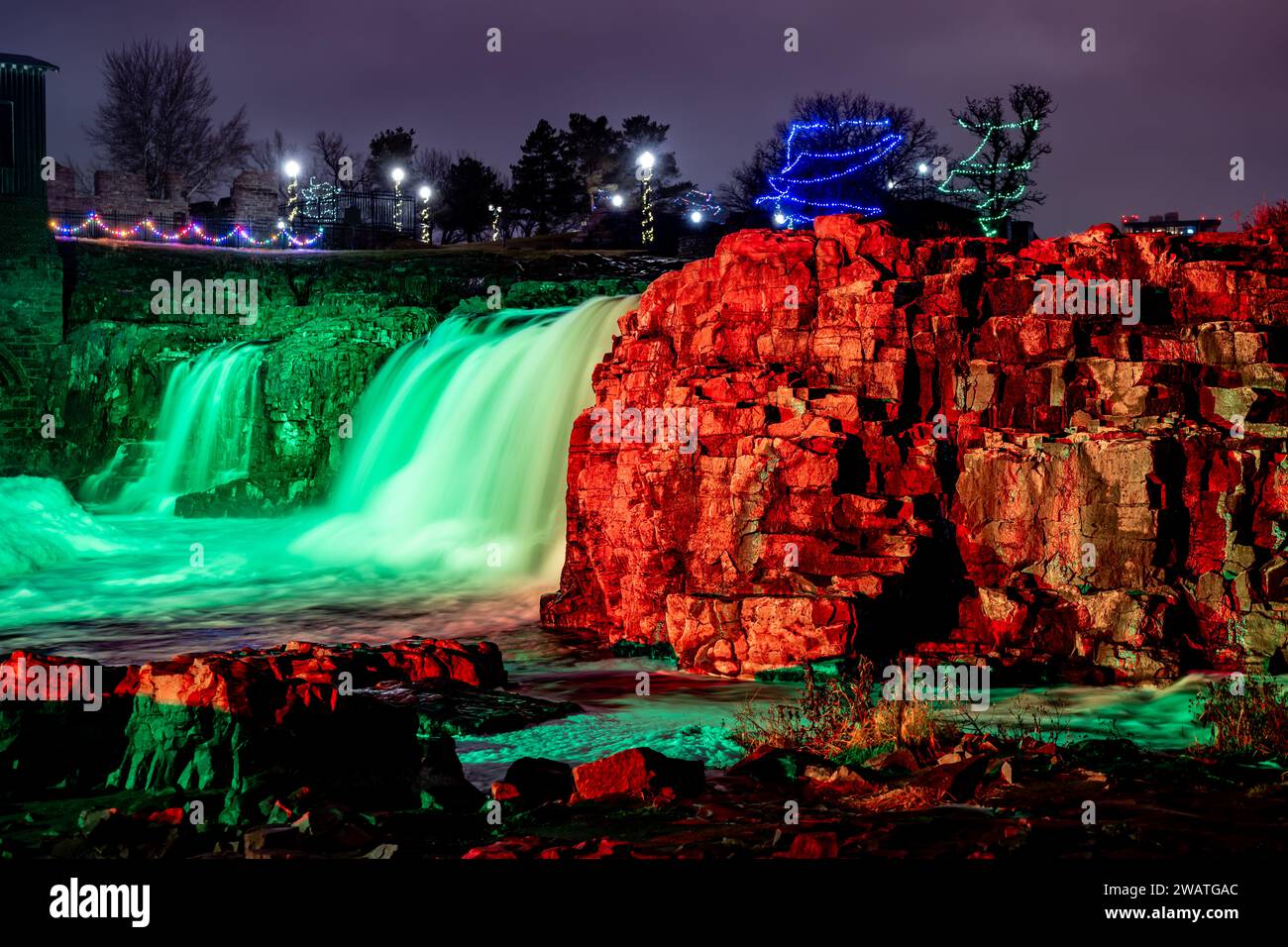 Sioux Falls Park trailhead light with Christmas lights in the winter Stock Photo Alamy