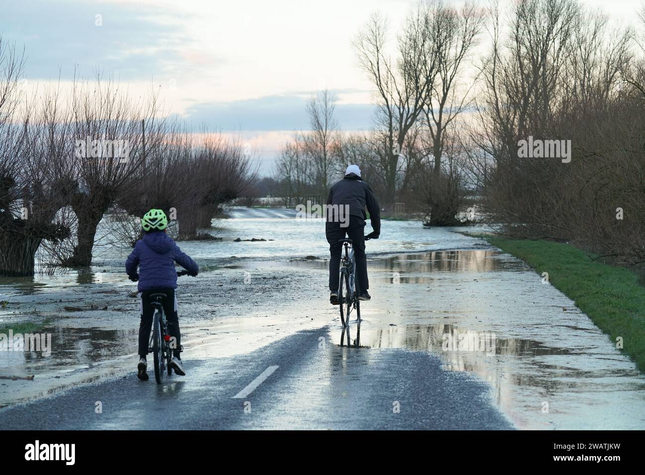 Whittlesey UK 6th January 2024 Heavy Rainfall In The UK Causing A   Whittlesey Uk 6th January 2024 Heavy Rainfall In The Uk Causing A Road To Be Closed Near The River Nene Near Whittlesey Flooding Andrew Steven Grahamalamy Live News 2WATJKW 