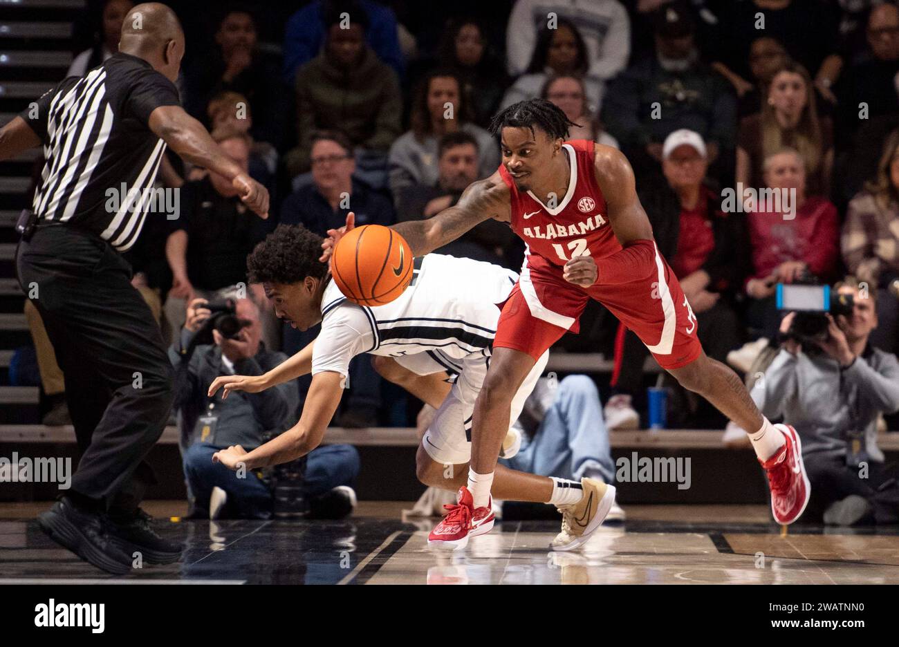 Nashville, Tennessee, USA. 6th Jan, 2024. Alabama Crimson Tide guard Latrell Wrightsell Jr. (12) attempts to keep the ball in bounds during the second half of his NCAA basketball at Vanderbilt University in Nashville. (Credit Image: © Camden Hall/ZUMA Press Wire) EDITORIAL USAGE ONLY! Not for Commercial USAGE! Stock Photo