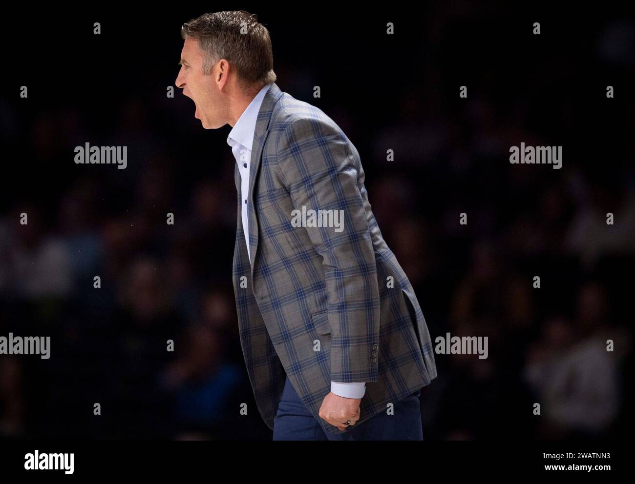 Nashville, Tennessee, USA. 6th Jan, 2024. Alabama head basketball coach Nate Oats directs his team during the first half of his NCAA basketball at Vanderbilt University in Nashville. (Credit Image: © Camden Hall/ZUMA Press Wire) EDITORIAL USAGE ONLY! Not for Commercial USAGE! Stock Photo