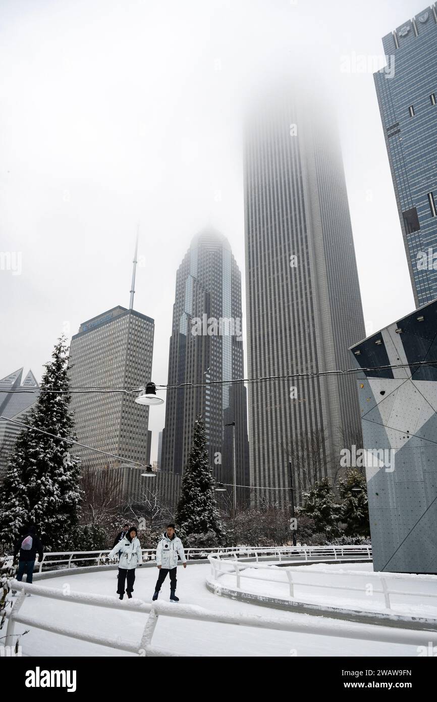 Chicago, USA. 6 January 2024. Chicago weather Tourists enjoy the Maggie Daley ice skating