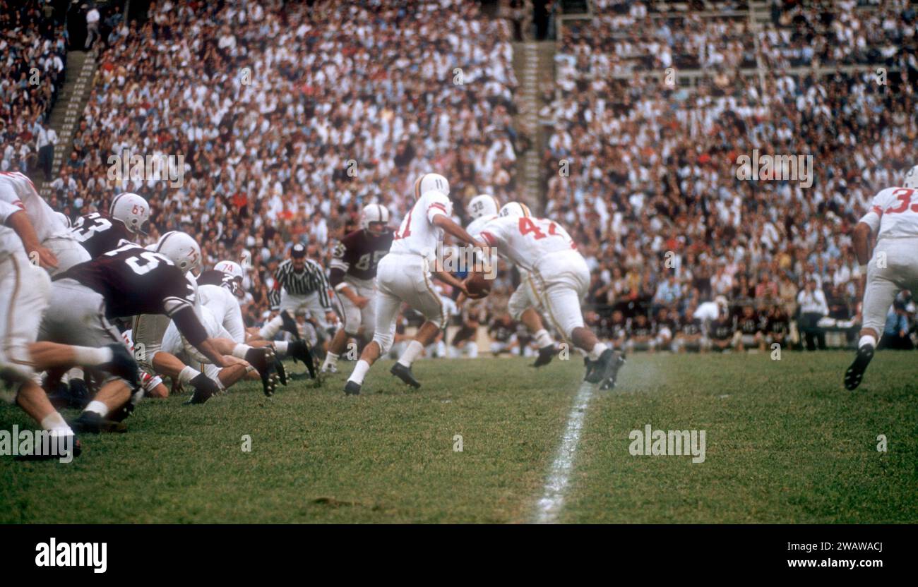 DALLAS, TX - SEPTEMBER 21: General view as #42 of the Maryland Terrapins gets the handoff during an NCAA game against the Texas A&M Aggies on September 21, 1957 at the Cotton Bowl in Dallas, Texas.  The Aggies defetead the Terrapins 21-13.  (Photo by Hy Peskin) Stock Photo
