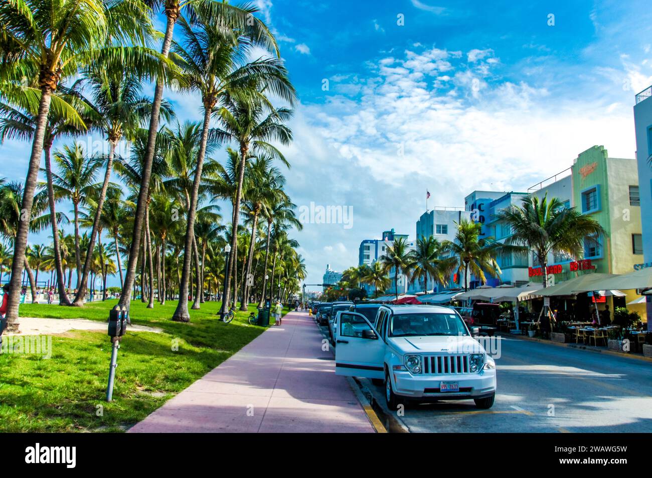 Explore Miami's vibrant scenes! Discover the allure of Ocean Drive 