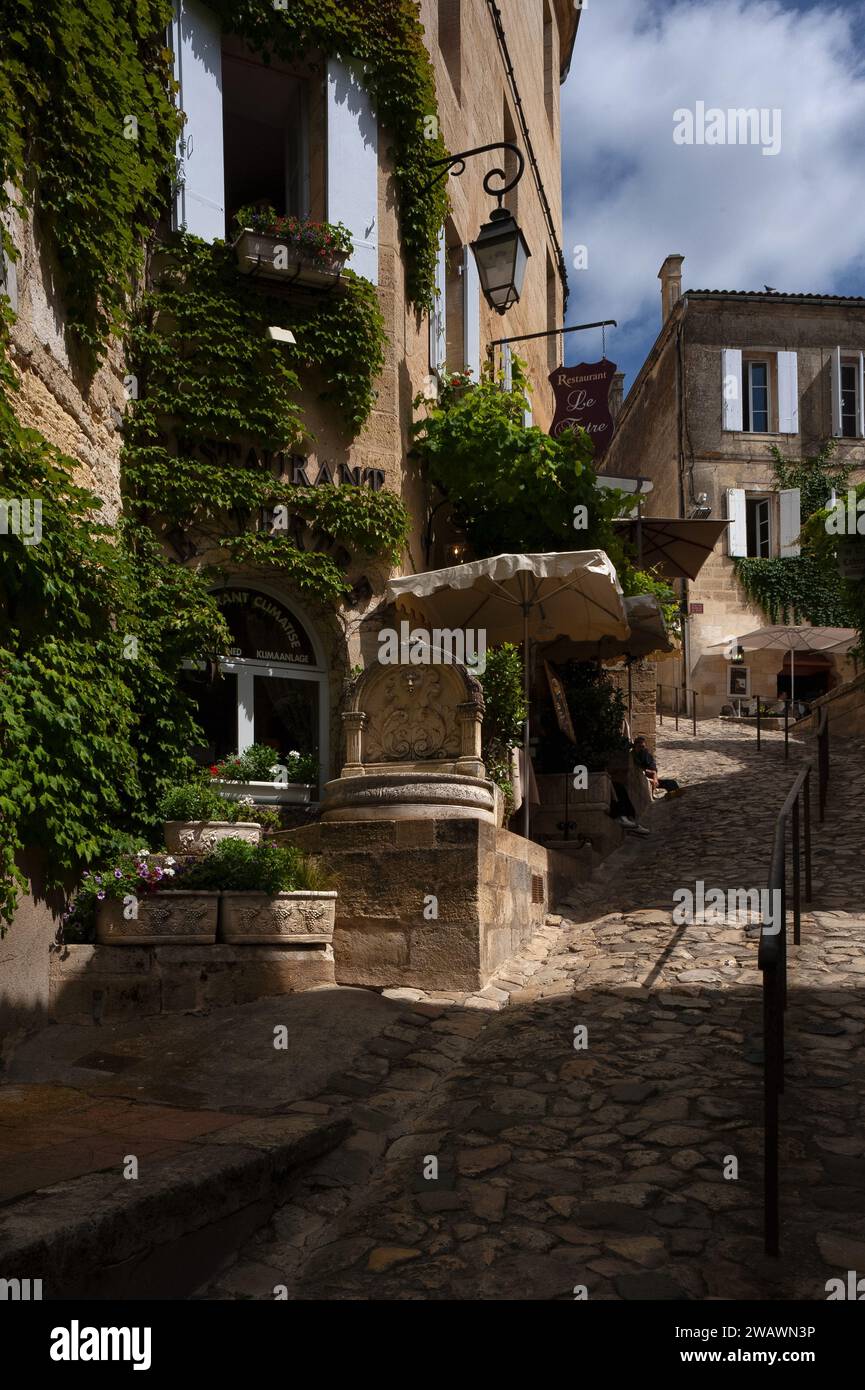 Le Tertre Restaurant, rue du Tertre-de-la-St-Emilion, in the centre of Saint-Emilion, medieval village in the heart of the Bordeaux wine area in the Gironde department, Nouvelle-Aquitaine, France. Stock Photo