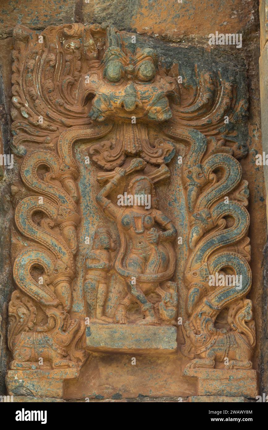 Carvings of Dancing Women and Kirtimukha on the Tarkeshwara Temple, Hangal, Karnataka, India. Stock Photo