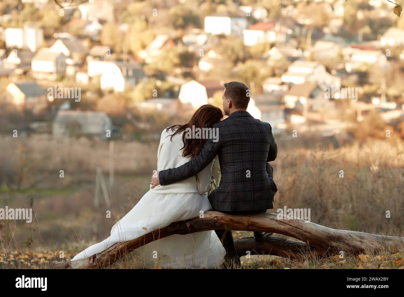 Back view newlyweds sitting hi-res stock photography and images - Alamy