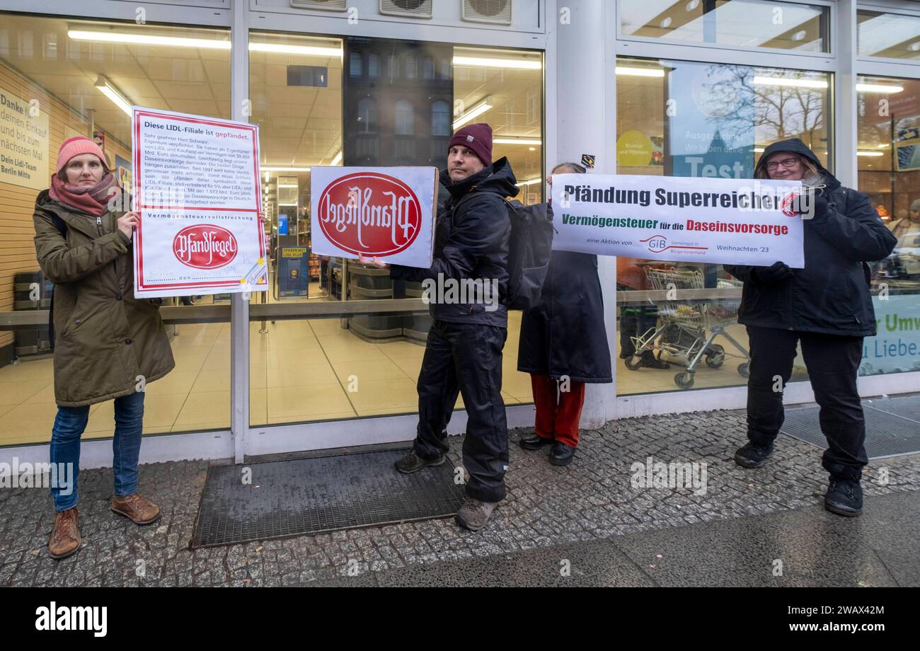 Symbolische Pfändungen von Superreichen Deutschland, Berlin, 21.12.2023