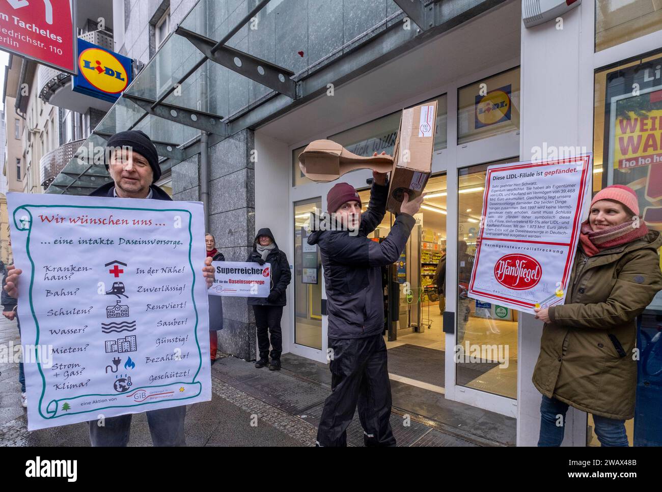Symbolische Pfändungen von Superreichen Deutschland, Berlin, 21.12.2023