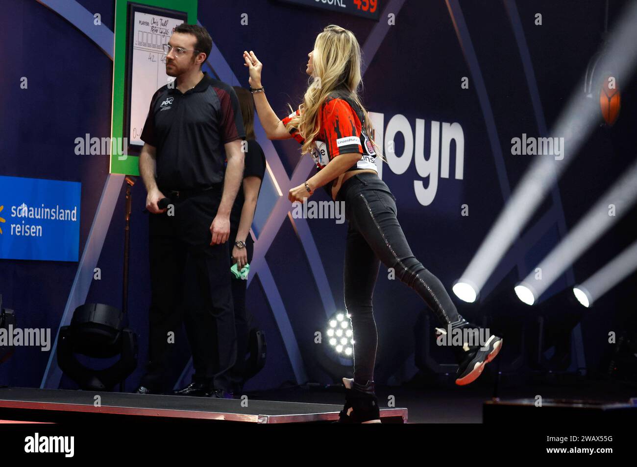 Andrea Kaiser bei der PromiDartsWM 2024 im Maritim Hotel. Düsseldorf