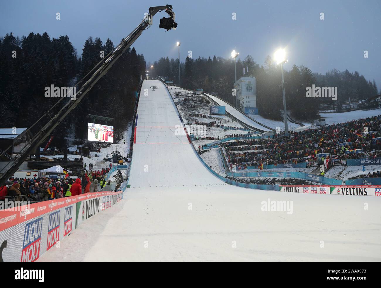 Hier der blick auf das skisprungstadion mit der paul ausserleitn hi-res ...