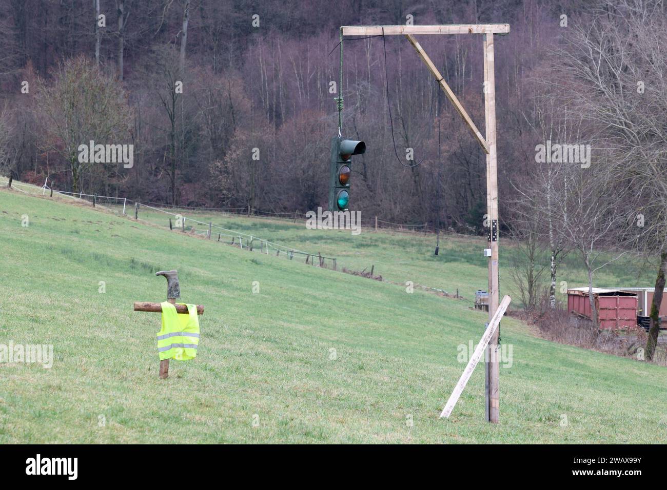 Protest gegen die Sparbeschluesse Sparbeschlüsse der Ampelregierung. In Hilchenbach steht ein Galgen mit einer Ampel daran haengend hängend auf einer Wiese. Galgen mit Ampel am 07.01.2024 in Hilchenbach/Deutschland. *** Protest against the austerity decisions of the traffic light government In Hilchenbach stands a gallows with a traffic light hanging from it on a meadow Gallows with traffic light on 07 01 2024 in Hilchenbach Germany Stock Photo