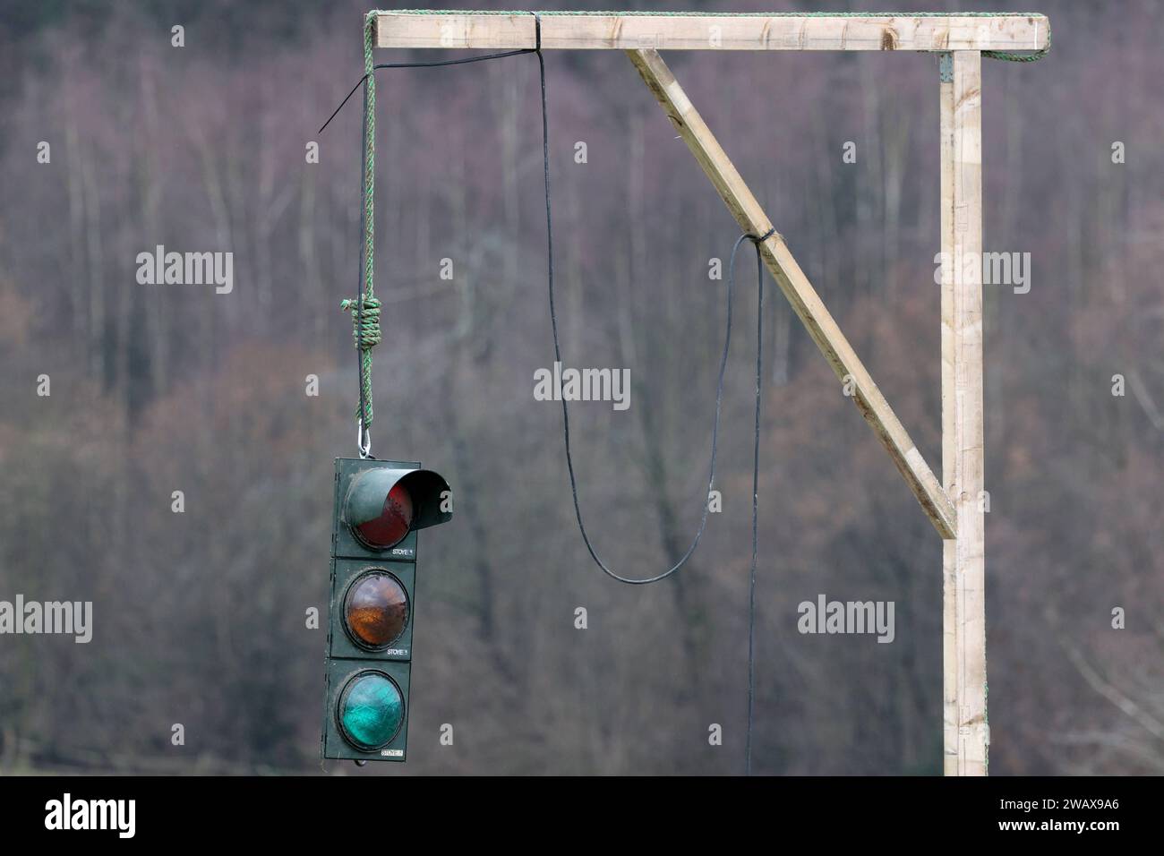 Protest gegen die Sparbeschluesse Sparbeschlüsse der Ampelregierung. In Hilchenbach steht ein Galgen mit einer Ampel daran haengend hängend auf einer Wiese. Galgen mit Ampel am 07.01.2024 in Hilchenbach/Deutschland. *** Protest against the austerity decisions of the traffic light government In Hilchenbach stands a gallows with a traffic light hanging from it on a meadow Gallows with traffic light on 07 01 2024 in Hilchenbach Germany Stock Photo