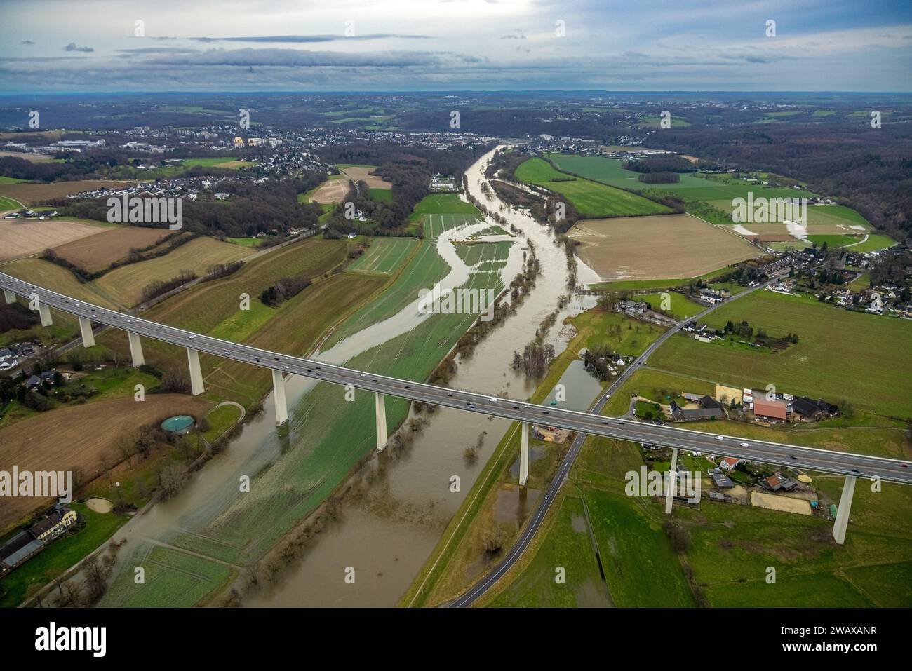 Luftbild, Ruhrhochwasser, Weihnachtshochwasser 2023, Fluss Ruhr tritt nach starken Regenfällen über die Ufer, Überschwemmungsgebiet Kettwiger Ruhraue mit Mintarder Ruhrtalbrücke der Autobahn A52, Saarn, Mülheim an der Ruhr, Ruhrgebiet, Nordrhein-Westfalen, Deutschland ACHTUNGxMINDESTHONORARx60xEURO *** Aerial view, Ruhr flood, Christmas flood 2023, Ruhr river overflows its banks after heavy rainfall, Kettwiger Ruhraue floodplain with Mintarder Ruhrtalbrücke of the A52 highway, Saarn, Mülheim an der Ruhr, Ruhr area, North Rhine-Westphalia, Germany ATTENTIONxMINDESTHONORARx60xEURO Stock Photo