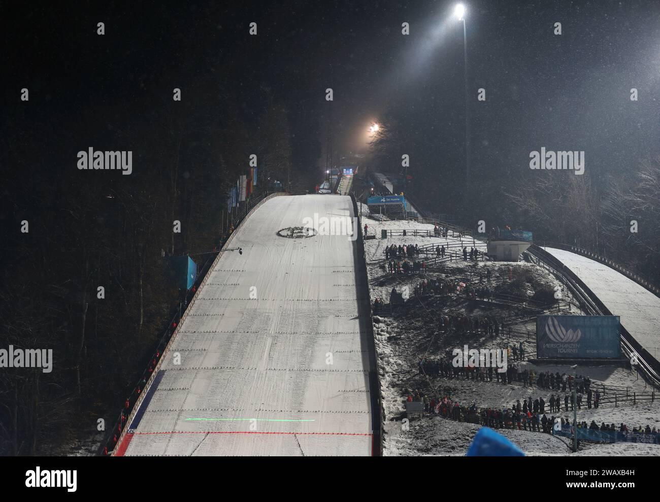 Bischofshofen, Österreich, 06.Januar 2024: 72.internationale Vierschanzentournee, Skispringen, Herren, Weltcup, Bischofshofen, 4hills, Paul-Außerleitner-Schanze, Dreikönigsspringen Blick auf den Aufsprunghang der Schanze mit Flutlicht, Sprungschanze Stock Photo