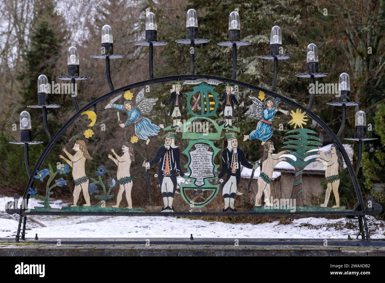 Ein Schwibbogen aus Metall steht vor dem Pferdegöbel in Johanngeorgenstadt. Der Pferdegöbel ist ein Denkmal der erzgebirgischen Bergbaugeschichte. Der Ort trägt aus touristischen Gesichtspunkten die Bezeichnung Stadt des Schwibbogens . Der älteste bekannte Schwibbogen entstand im Jahr 1740 in Johanngeorgenstadt und besteht aus Metall. Johanngeorgenstadt ist eine Bergstadt im sächsischen Erzgebirgskreis unmittelbar an der Grenze zu Tschechien. Die Stadt entstand 1654 als Exulantensiedlung böhmischer Protestanten und hat eine lange Bergbautradition, die mit dem Abbau von Eisen und Zinn begann. N Stock Photo