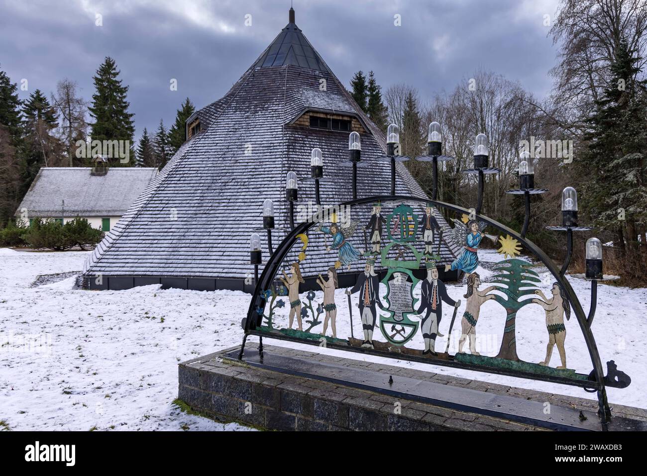 Ein Schwibbogen aus Metall steht vor dem Pferdegöpel in Johanngeorgenstadt. Der Pferdegöpel ist ein Denkmal der erzgebirgischen Bergbaugeschichte. Der Ort trägt aus touristischen Gesichtspunkten die Bezeichnung Stadt des Schwibbogens . Der älteste bekannte Schwibbogen entstand im Jahr 1740 in Johanngeorgenstadt und besteht aus Metall. Johanngeorgenstadt ist eine Bergstadt im sächsischen Erzgebirgskreis unmittelbar an der Grenze zu Tschechien. Die Stadt entstand 1654 als Exulantensiedlung böhmischer Protestanten und hat eine lange Bergbautradition, die mit dem Abbau von Eisen und Zinn begann. N Stock Photo