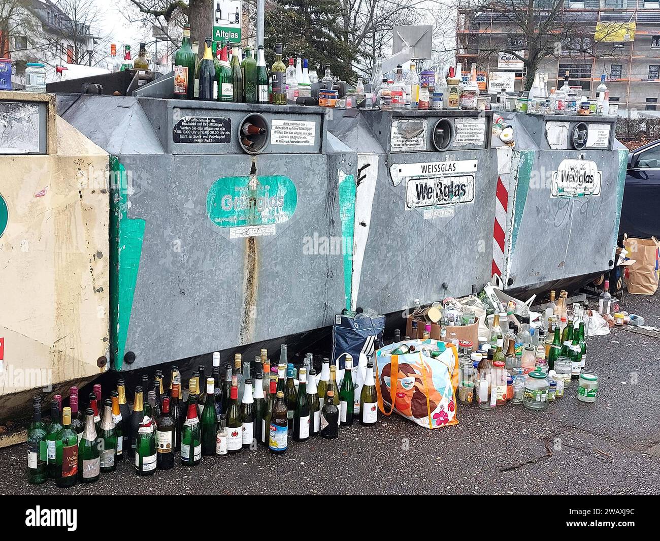 Flaschencontainer hi-res stock photography and images