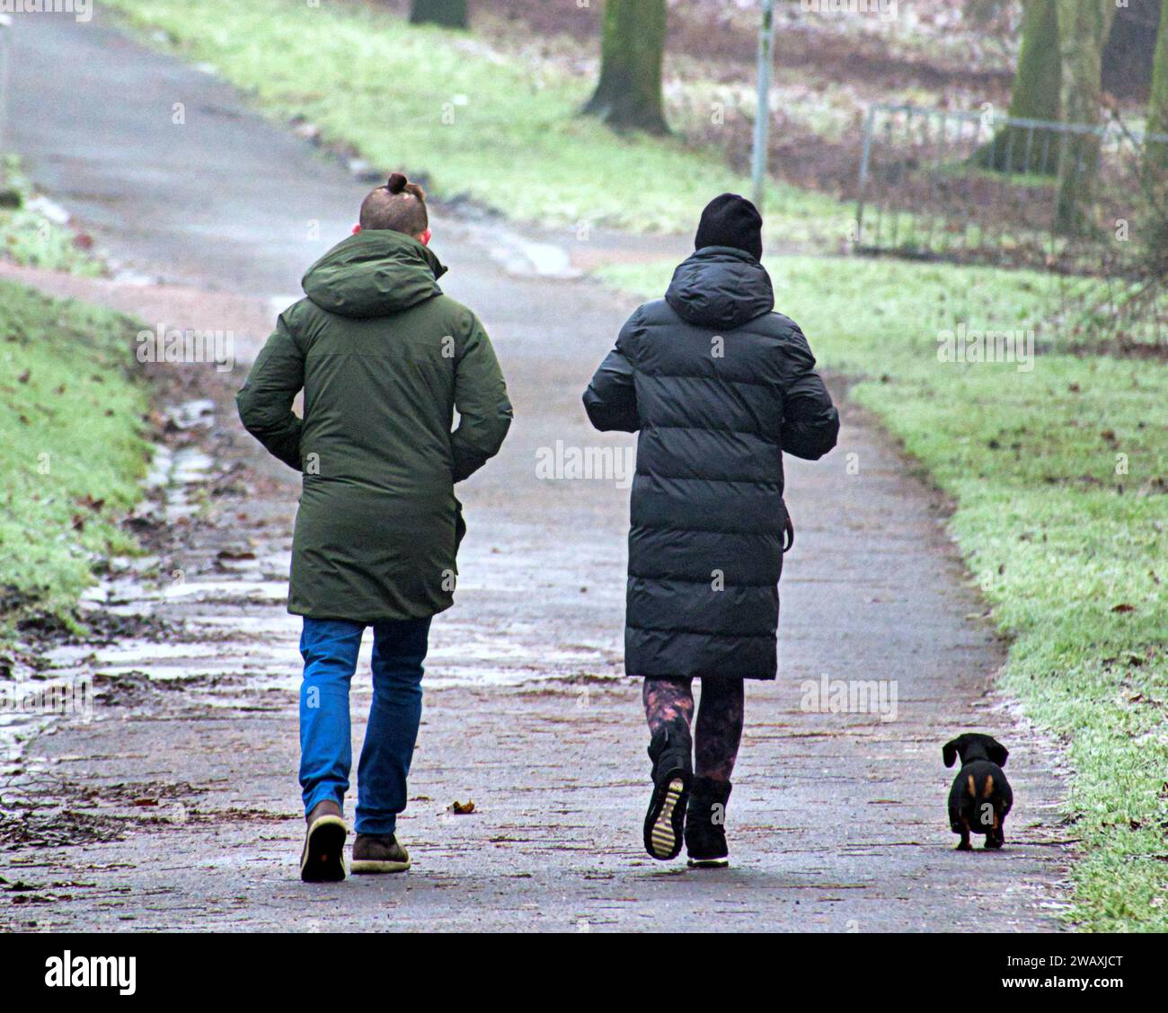 Glasgow Scotland UK 7th January 2024 UK Weather Freezing Night   Glasgow Scotland Uk 7th January 2024 Uk Weather Freezing Night With Clear Sky Saw A Misty Cold Day For Locals In Kelvingrove Park In The West End Of The City Credit Gerard Ferryalamy Live News 2WAXJCT 