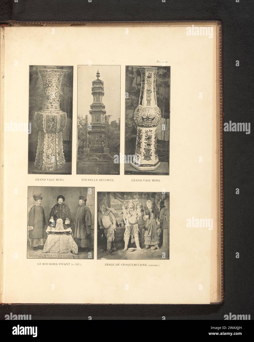 Ming-vase, face on a tower, ming vase, three unknown men and unknown people in costume, anonymous, c. 1892 - in or before 1897 photomechanical print   paper  container of ceramics: jar, jug, pot, vase. historical persons. stage costume China Stock Photo