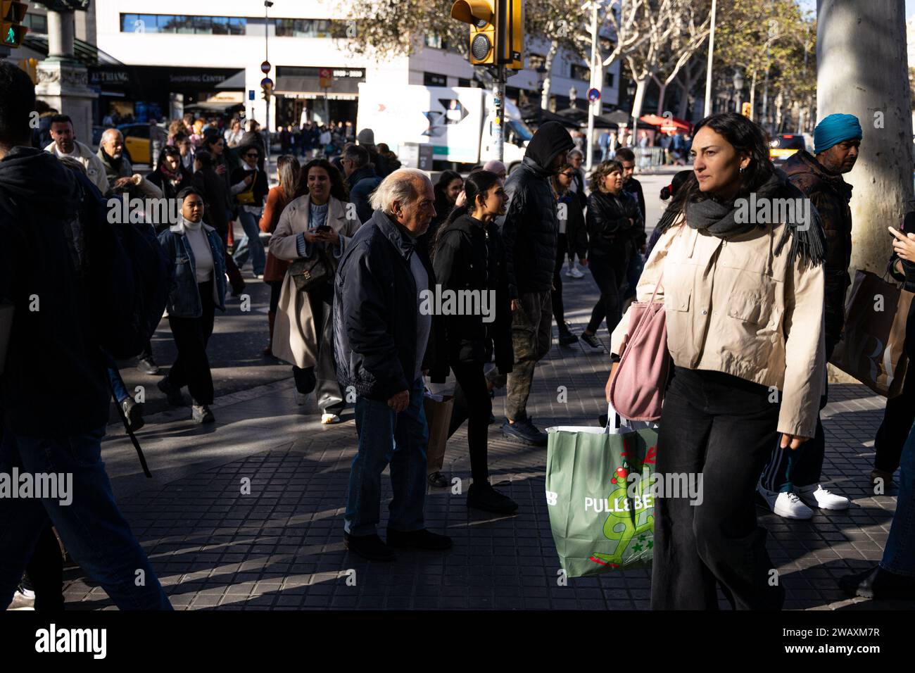 Barcelona, Barcelona, Spain. 7th Jan, 2024. People take advantage of