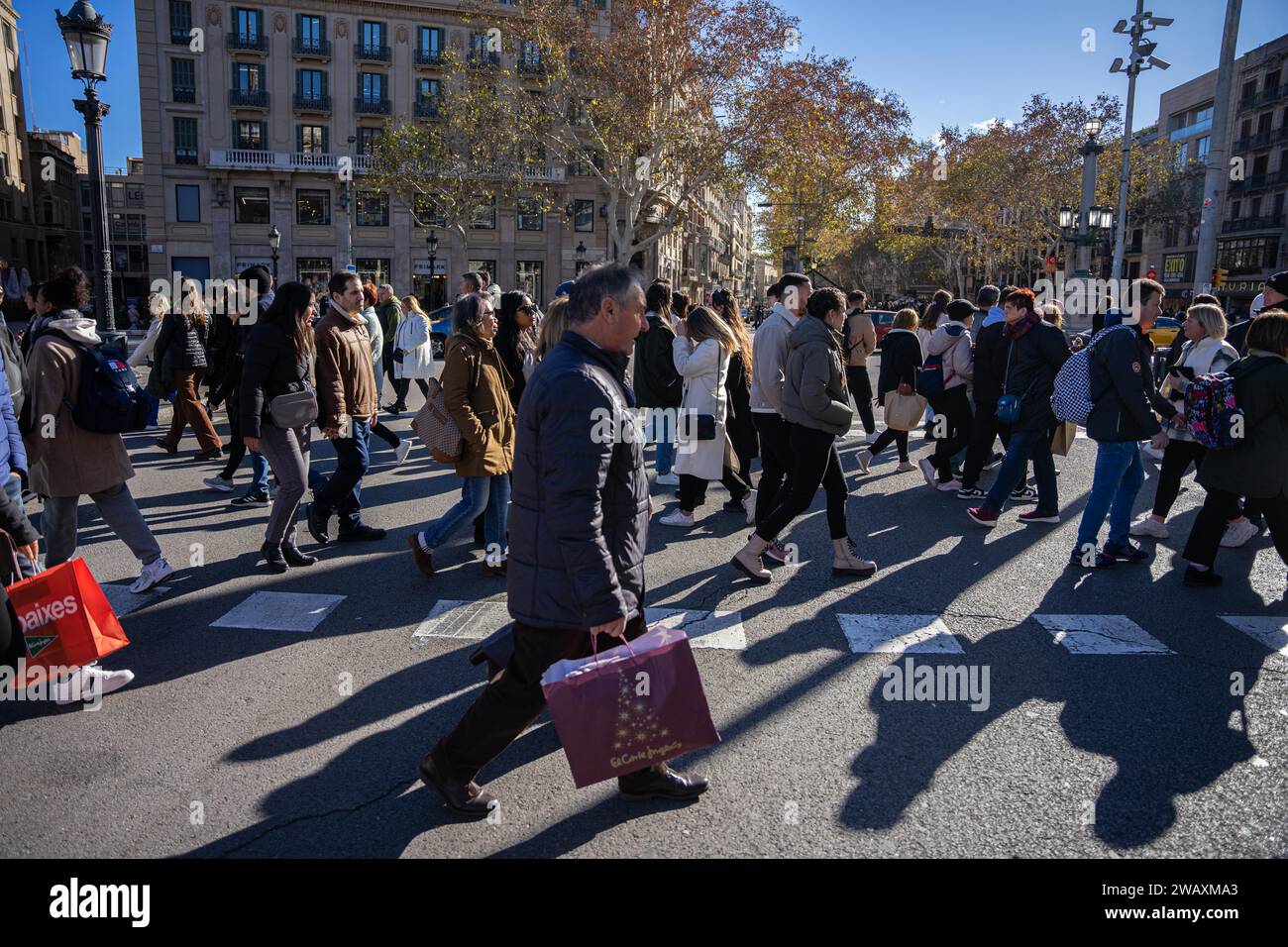 Barcelona, Barcelona, Spain. 7th Jan, 2024. People take advantage of