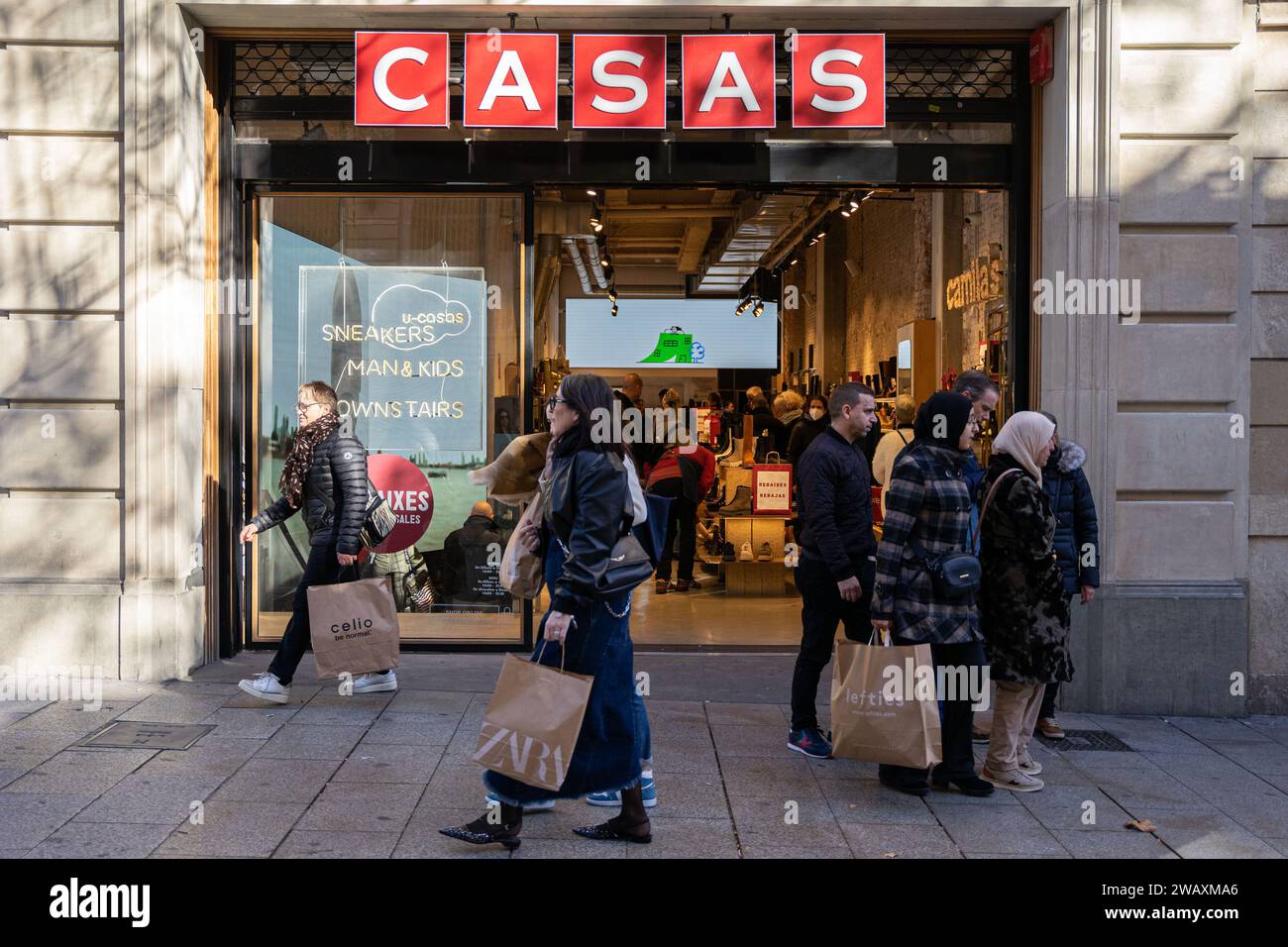 Barcelona, Barcelona, Spain. 7th Jan, 2024. People take advantage of