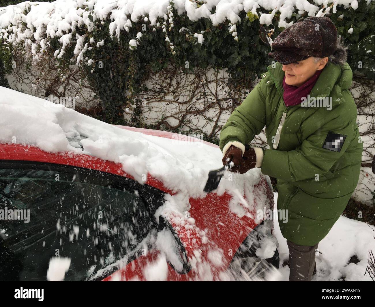 Winter im Straßenverkehr. Ein Auto voll Schnee und Eis, Stock Bild