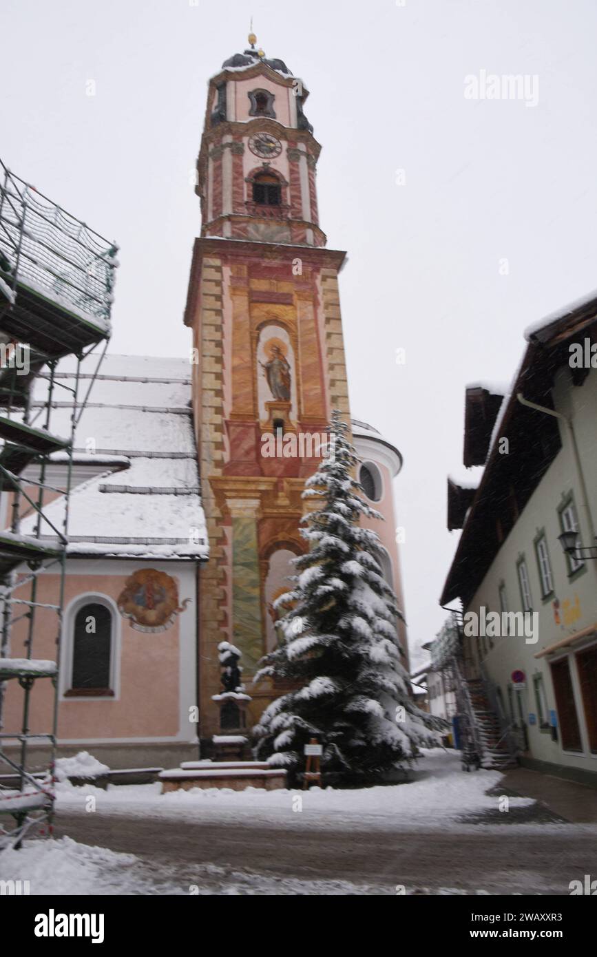 Schneebedeckteer Christbaum vor St Peter und Paul Kirche Mittenwald 07.