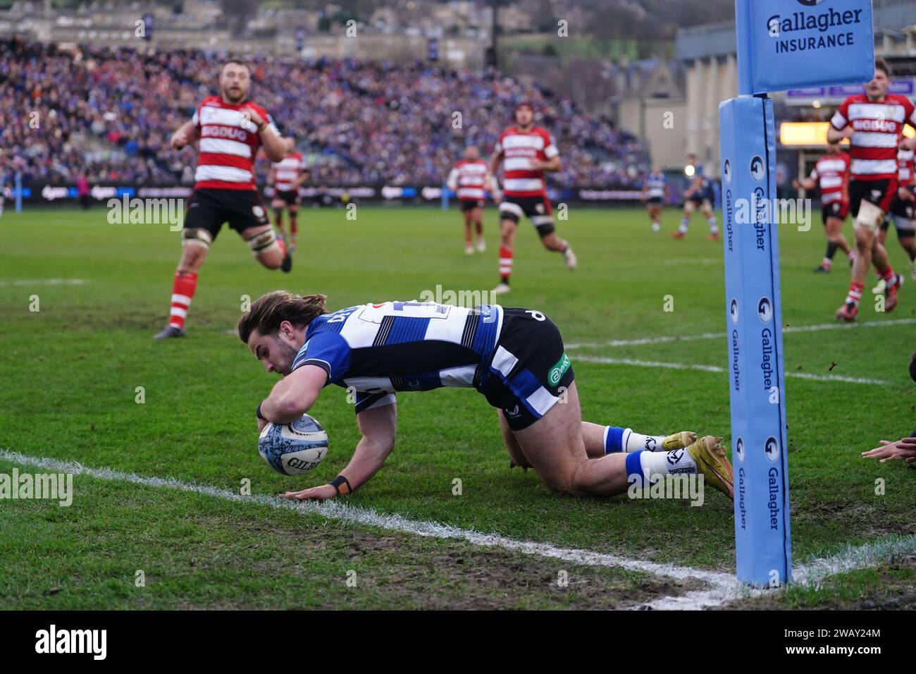 Bath Rugby's Tom de Glanville scores their side's first try of the game during the Gallagher Premiership match at the Recreation Ground, Bath. Picture date: Sunday January 7, 2024. Stock Photo