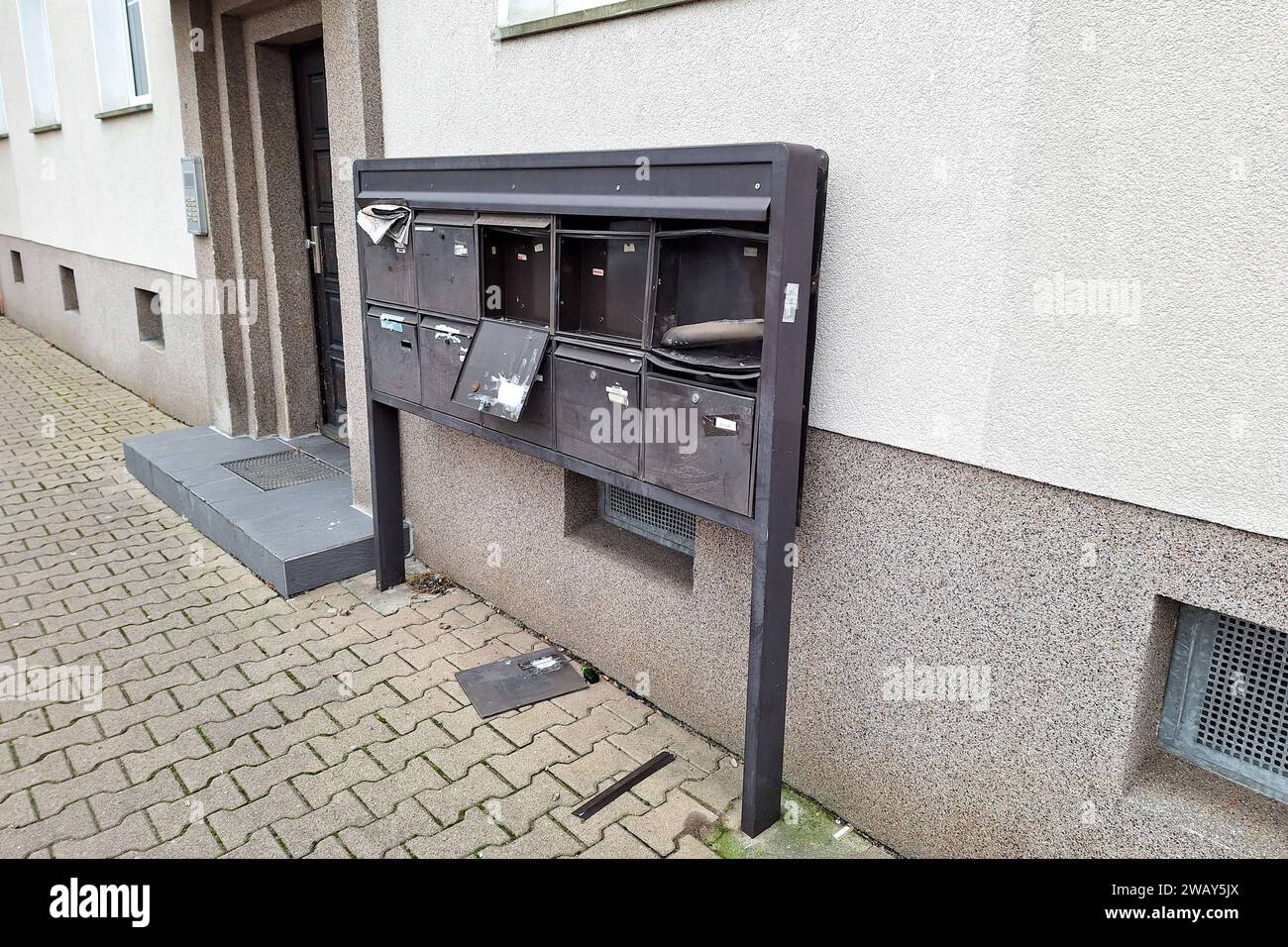 Bitterfeld-Wolfen - Briefkästen mit Pyrotechnik gesprengt 06.01.2024 gehen 16 Uhr Bitterfeld-Wolfen OT Bitterfeld, Bahnhofstraße Am Abend des 05.01.2024 wurden in der Bahnhofstraße in Bitterfeld gegen 22:15 Uhr mehrere Briefkästen eines Mehrfamilienhauses durch das Umsetzen pyrotechnischer Erzeugnisse beschädigt. Die genaue Schadenshöhe steht derzeit aus, die Kriminalpolizei hat die Ermittlungen aufgenommen. Bitterfeld-Wolfen Bitterfeld Sachsen-Anhalt Deutschland *** Bitterfeld Wolfen Mailboxes blown up with pyrotechnics 06 01 2024 go 16 h Bitterfeld Wolfen OT Bitterfeld, Bahnhofstraße On the Stock Photo