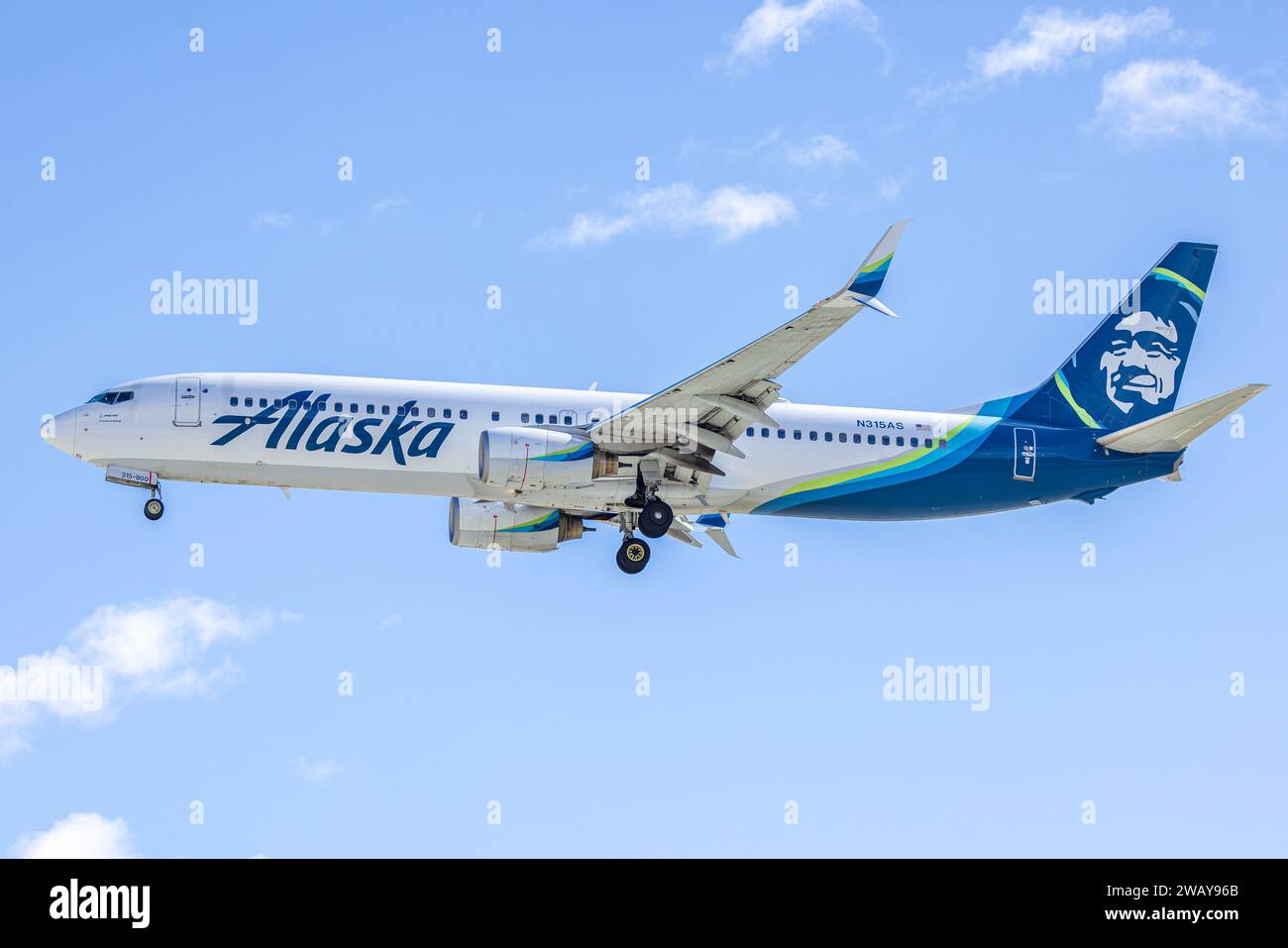 N315AS Alaska Airlines Boeing 737-990 landing at Palm Springs (PSP/KPSP) Stock Photo