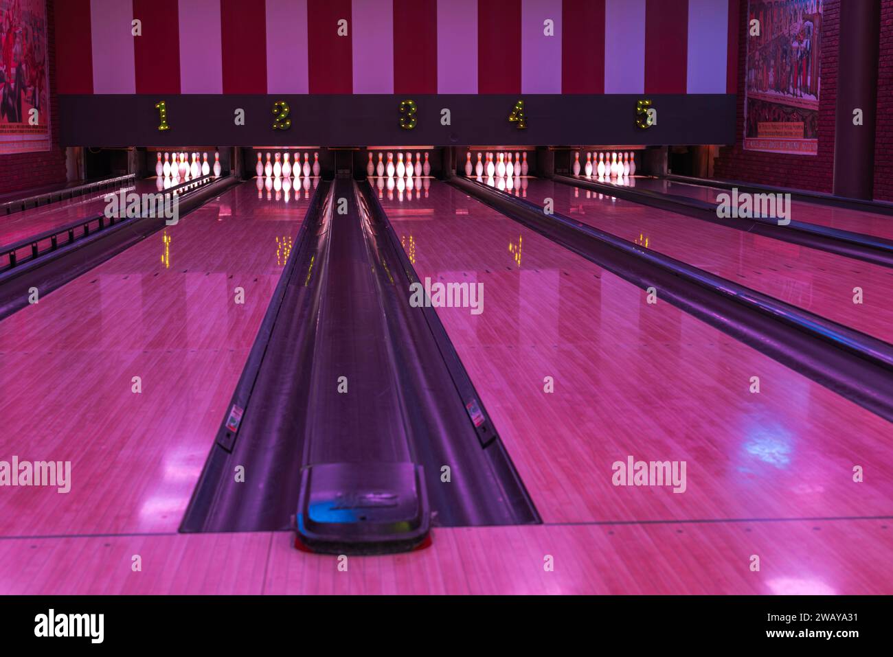 Bowl bowling pins duck pin white recreation sport tenpin skittles